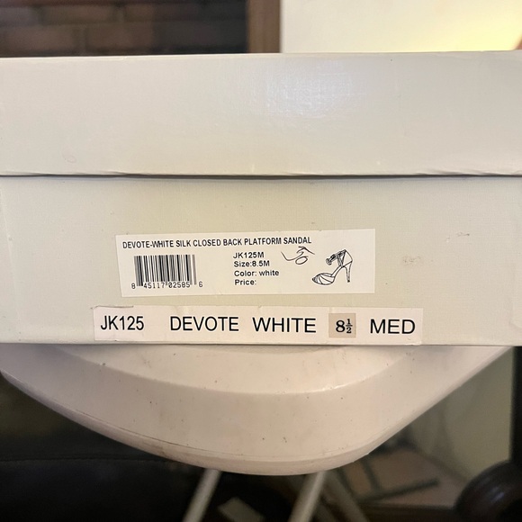 White silk closed back platform sandal - Picture 7 of 8